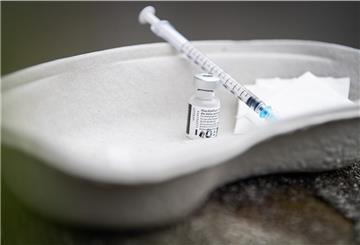 Symbolfoto des Covid-19-Impfstoffs der Hersteller Pfizer-BioNTech.