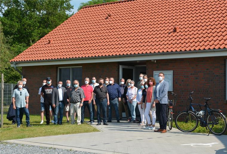 Spaden: Neues Haus für die Jugend Zur Eröffnung des Jugendhauses in Spaden kamen jetzt Verantwortliche aus Politik, Verwaltung und Bau gemeinsam mit Jugendpflege und Sponsoren zusammen.