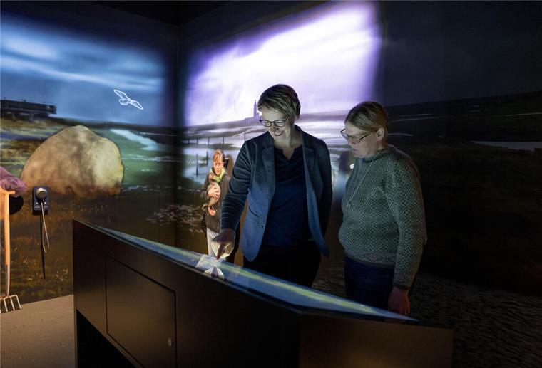 Diese neue Attraktion könnt ihr ab jetzt im Bremerhavener Klimahaus sehen Zwei Frauen stehen in einem Ausstellungsraum und schauen auf eine interaktive Ausstellungstafel