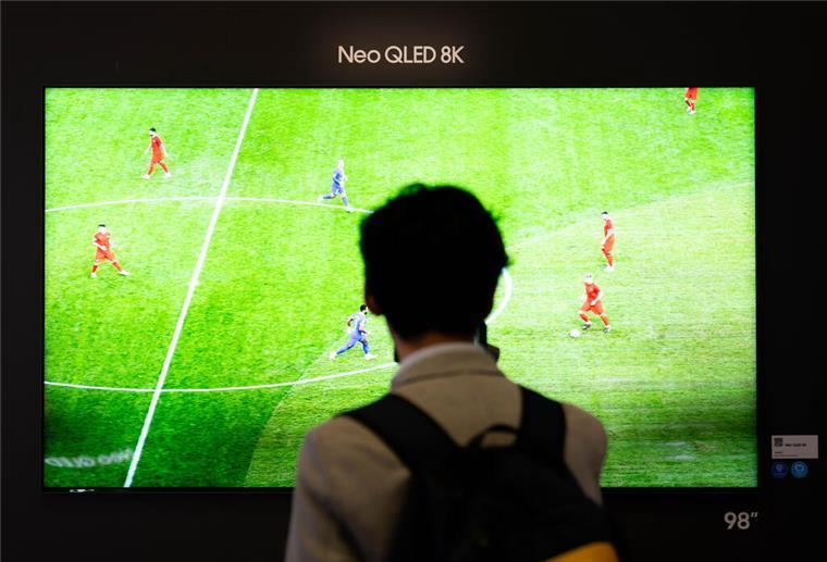 Zur Fußball-EM haben sich viele Fans mit neuen Großbildfernsehern eingedeckt.