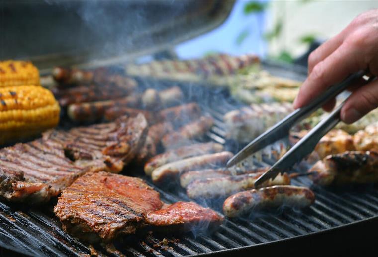 Fleisch, Wurst und Maiskolben auf einem Grill.  Zur Grillsaison will das Fleischerhandwerk mit der Aktion „Fleisch ist Kultur“ an Aufmerksamkeit gewinnen. Mit regionalem Fleisch, nachhaltiger Herstellung und viel Genuss will die Branche ein Gegengewicht zum Fleisch-Bashing setzen.
