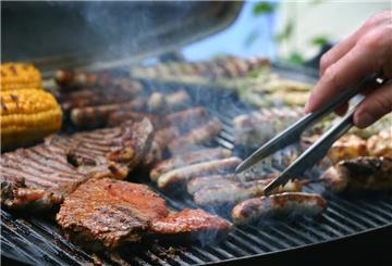Fleisch, Wurst und Maiskolben auf einem Grill.  Zur Grillsaison will das Fleischerhandwerk mit der Aktion „Fleisch ist Kultur“ an Aufmerksamkeit gewinnen. Mit regionalem Fleisch, nachhaltiger Herstellung und viel Genuss will die Branche ein Gegengewicht zum Fleisch-Bashing setzen.