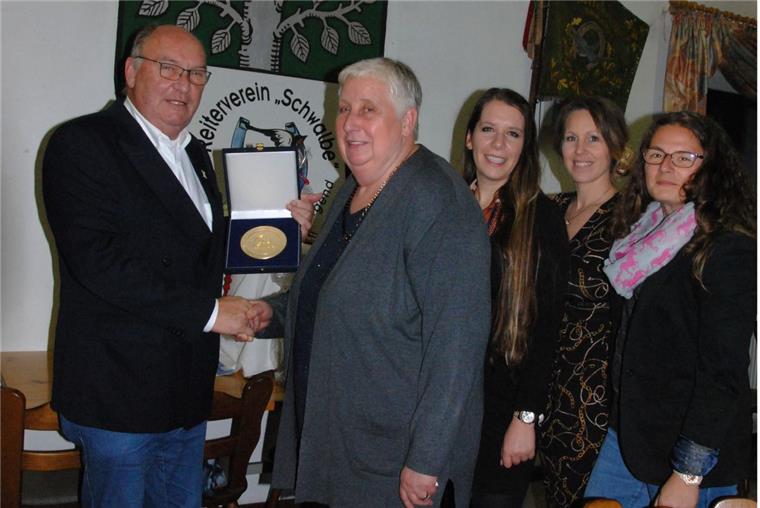 Reitverein "Schwalbe" aus Stubben vor ungewisser Zukunft Zur Jubiläumsfeier 100 Jahre Reiterverein „Schwalbe“ Stubben und Umgegend verlieh Edmund Stolze (KSB
Cuxhaven) die Heinrich-Hünecken-Plakette an den Vorstand mit Waltraud Seefuß, Ilona Wolle, Els van der Reijde
und Cindy Voß.