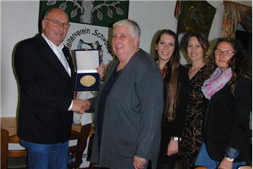 Zur Jubiläumsfeier 100 Jahre Reiterverein „Schwalbe“ Stubben und Umgegend verlieh Edmund Stolze (KSB
Cuxhaven) die Heinrich-Hünecken-Plakette an den Vorstand mit Waltraud Seefuß, Ilona Wolle, Els van der Reijde
und Cindy Voß. 