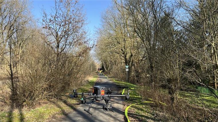 Feuer-Alarm in Bremerhaven! Zwei Flächenbrände halten Einsatzkräfte in Atem Eine Drohe fliegt über ein Waldgebiet.