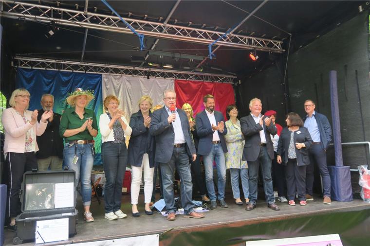 Tausende Besucher bei Garten & Ambiente in Nordenham Zur offiziellen Eröffnung füllte sich die Bühne mit zahlreichen Ehrengästen aus Politik und Verwaltung.