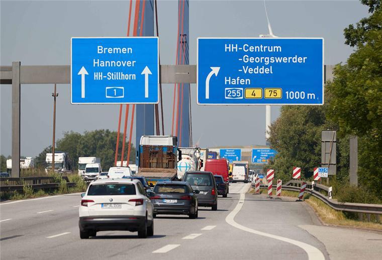 Blick auf die Autobahnschilder auf der A1 mit der Aufschrift "Bremen Hannover HH-Stillhorn A1" und "HH-Centrum -Georgswerder - Veddel Hafen A255" vor dem Autobahndreieck Norderelbe.