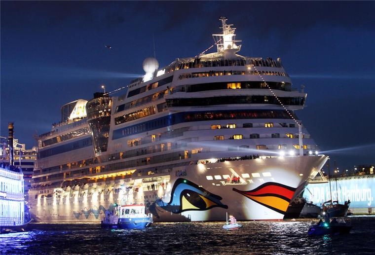 Sail 2025: Diese Mega-Kreuzfahrtschiffe kommen extra nach Bremerhaven Die Aida Sol liegt bei Nacht im Hafen und ist hell beleuchtet.