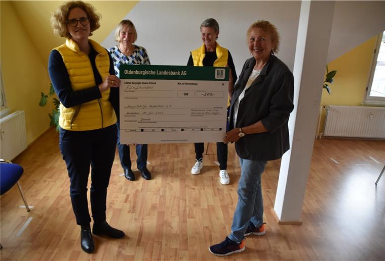 500 Euro für die Hospizhilfe Nordenham Zur Scheckübergabe trafen sich (von links) Annette Folgmann, Karin Miosga, Sabine Siefken und Christine Heckmann.