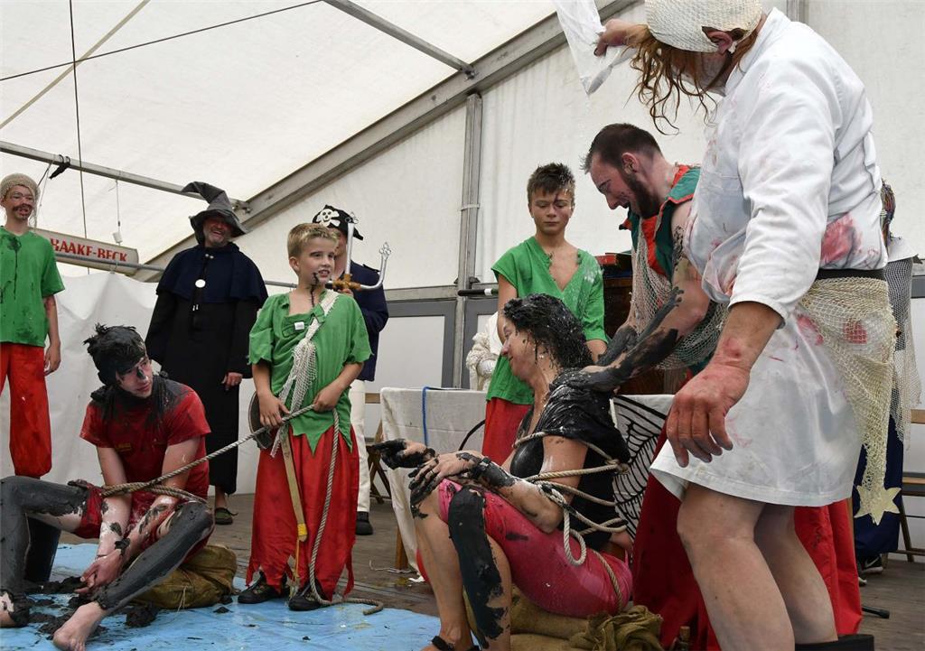 Zur taufe eine Fangopackung. Beim Strandfest in Dorum kannte Neptuns Gefolge kein Erbarmen.