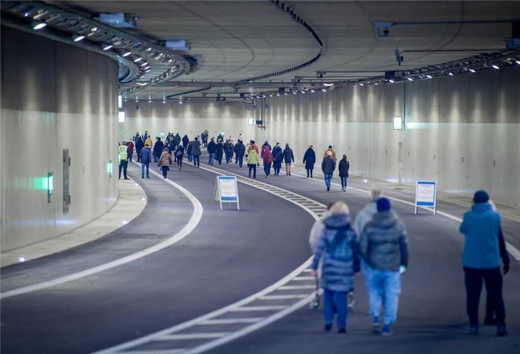 Ein Spaziergang durch den Hafentunnel: Die schönsten Bilder von der Eröffnung Zur Tunneleröffnung sorgten Künstler für Unterhaltung bei den Besuchern.