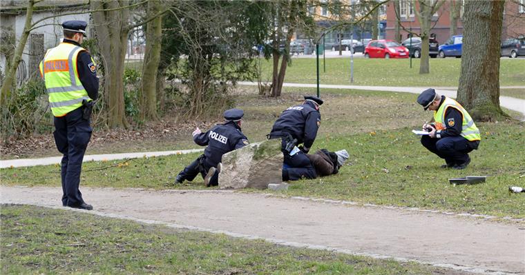 Aufregung in Bremerhaven-Lehe: Polizisten proben Verhaftungen Zur Übung: Polizisten nehmen eine Person in Bremerhaven-Lehe fest.