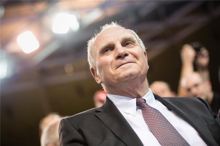 Aus dem Knast auf den Thron: Uli Hoeneß ist wieder Bayern-Chef Zurück auf dem Bayern-Thorn: Uli Hoeneß.
