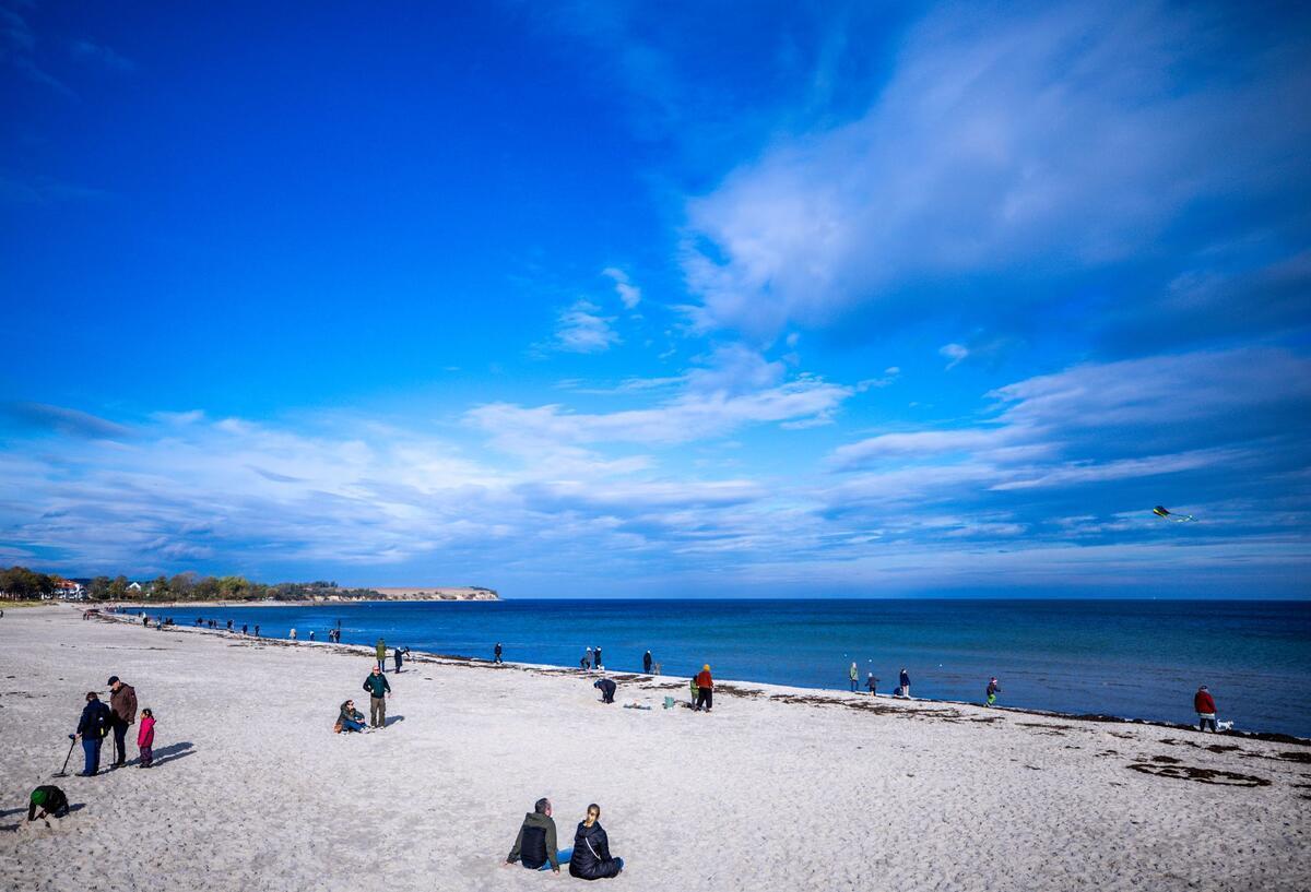 Bußgeld nach dem Urlaub: Was tun bei Post aus dem Ausland?  Urlauber sind bei Sonnenschein und milden Temperaturen um die 14 Grad am Ostseestrand unterwegs.