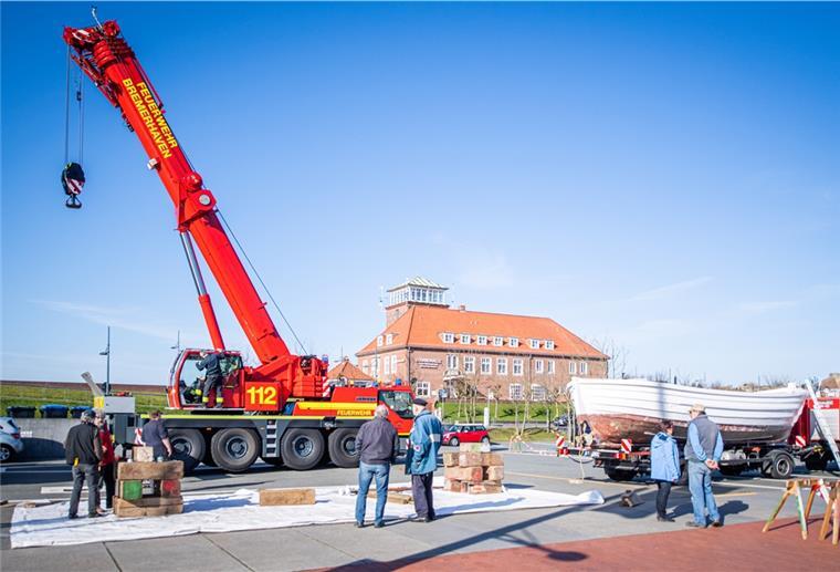 Börteboot No. 3 liegt auf dem Trockenen Zurück aus der Werft: Das Börteboot No. 3 wird mit einem Feuerwehr-Oldtimer zum Neuen Hafen gebracht und per Kran an Land aufgebockt.