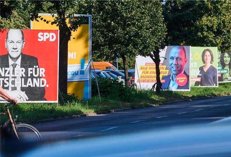 Im Quiz: Welcher Wahlspruch stammt von welcher Partei? Wahlplakate verschiedener Parteien am Straßenrand.