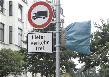 Zurzeit sind die Tempo-30-Schilder in der "Alten Bürger" verhüllt. Manchmal wird die Folie von Unbekannten entfernt.