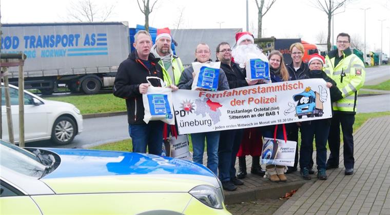 Zu Tränen gerührt: Polizisten spielen Weihnachtsmann auf A1 Zusammen mit einigen freiwilligen Helfern haben Polizisten am 1. Weihnachtsfeiertag Geschenke an Lkw-Fahrer auf der A1 verteilt.
