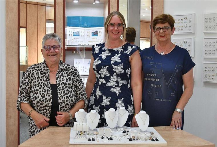 10 Jahre ist Juwelier Aniane bereits für seine Kunden da Zusammen mit ihren beiden Mitarbeiterinnen freut sich Aniane Bargmann (Mitte) auf das Jubiläum.