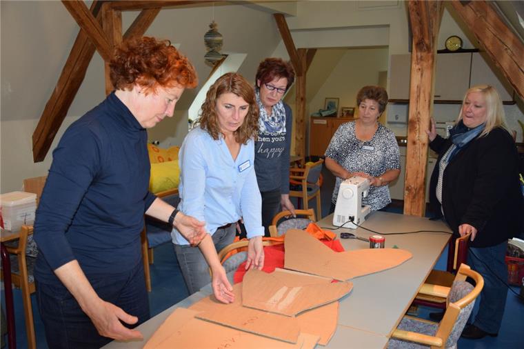 Schon 100 Exemplare für den Goldfisch-Mob am Deich Zusammen mit Projekt-Initiatorin Christiane Ahlers (ganz links) machten sich die Mitarbeiterinnen des Blexer Seniorenzentrums „to huus achtern diek“ an die Vorarbeiten zum Nähen der Goldfische.