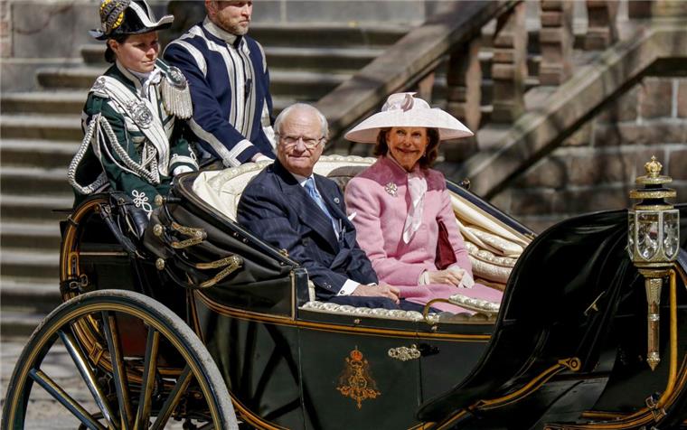 Jüngste Royals stehlen Schwedens König Carl Gustaf beim 70. Geburtstag die Show Zusammen mit seiner Frau Silvia ging es für den schwedischen König Carl Gustaf an seinem 70. Geburtstag in der Kutsche zum Mittagessen ins Rathaus.