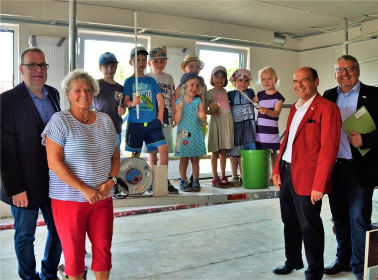 Richtfest im "Storchennest" in Langen: Mehr Krippenplätze für Geestland Zusammen mit Thorsten Krüger (von links), Rotraut Keßler, Günter Jochimsen und Henning Dageförde freuten sich die „fleißigen Handwerker“ der „Storchennest“-Krippengruppe über den baldigen Abschluss der Bauarbeiten.