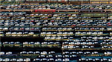 Zusammengenommen machten Volkswagen, BMW und Mercedes-Benz im ersten Halbjahr 18 Prozent weniger Gewinn als ein Jahr zuvor. (Archivbild)