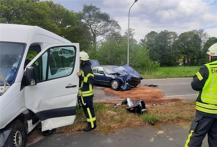 Unfall auf L135 bei Sievern: Eine Person verletzt Zusammenstoß bei Sievern: Feuerwehr und Rettungsdienst im Einsatz.