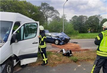 Zusammenstoß bei Sievern: Feuerwehr und Rettungsdienst im Einsatz.