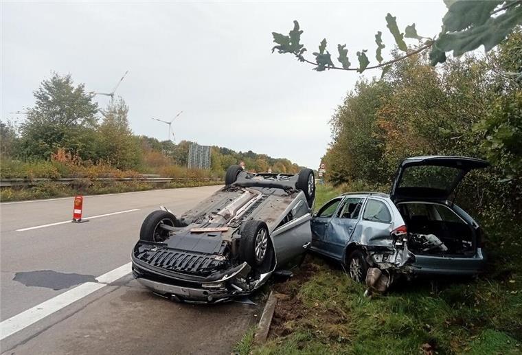 Zusammenstoß auf der A27 führt zu Fahrzeugüberschlag – Drei Verletzte