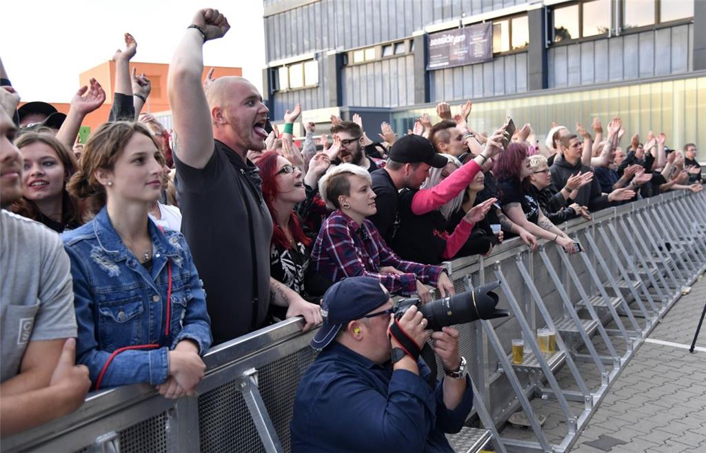 Zuschauer beim Stahlzeit-Konzert in Feierlaune. Foto: Scheschonka