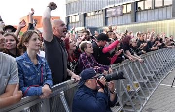 Zuschauer beim Stahlzeit-Konzert in Feierlaune. Foto: Scheschonka