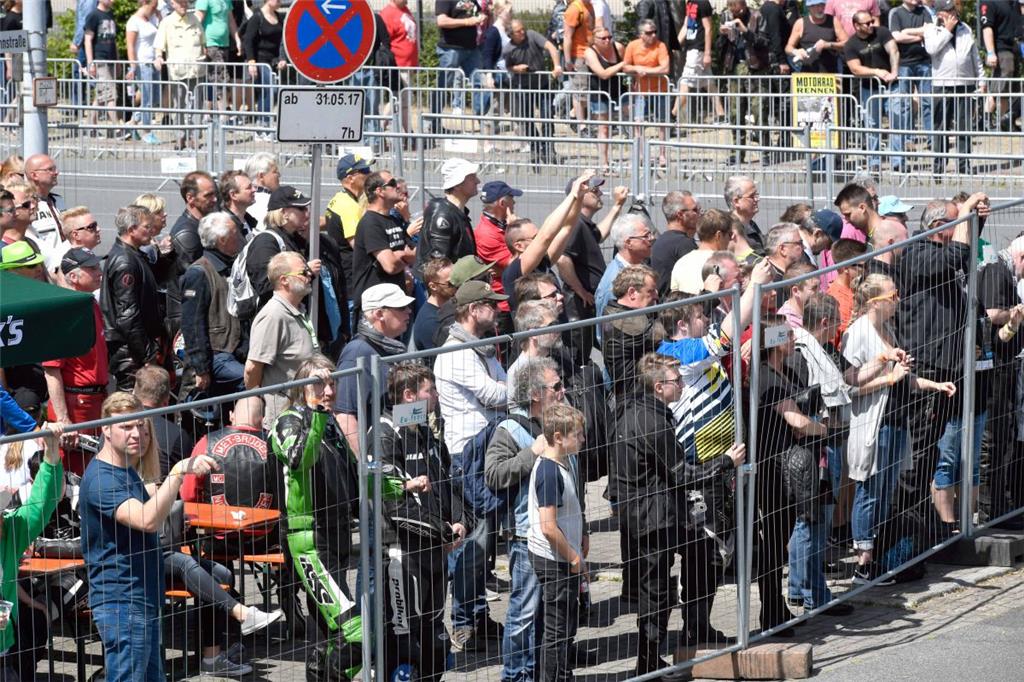 Zuschauer hinter den Absperrungen. Foto: Scheer