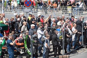 Zuschauer hinter den Absperrungen. Foto: Scheer