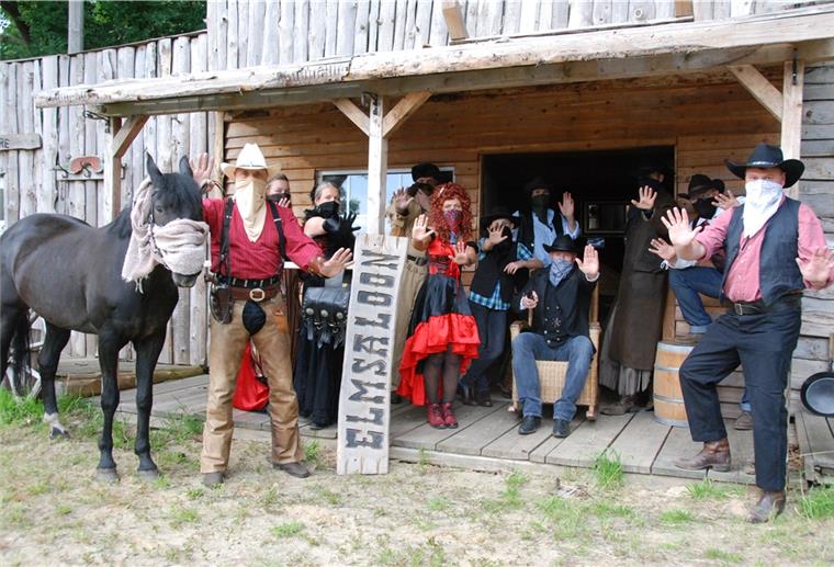 Zuschauer müssen draußen bleiben: Die „Elmtown Drifters“ mit ihrem Vorsitzenden Werner Gissel (rechts) proben unter Ausschluss der Öffentlichkeit fürs neue Stück. Die Premiere muss warten.
