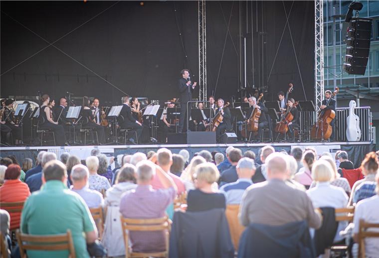 Mehr Gäste im
Theater und Kino Zuschauer sind wieder erlaubt wie beim Eröffnungskonzert des Bremerhavener Kultursommers auf dem Theodor-Heuss-Platz mit dem Philharmonischen Orchester des Stadttheaters.