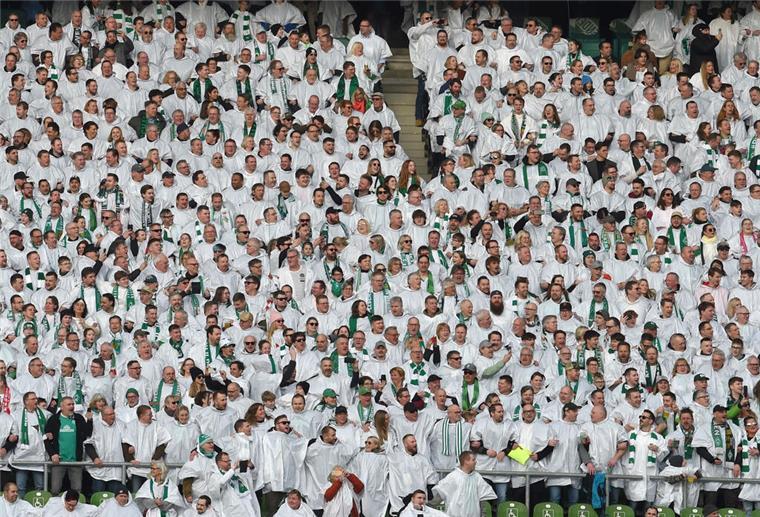 Werder-Fans zeigen zum 125. Geburtstag eine riesige Choreografie Zuschauer tragen Ponchos aus Plastik.