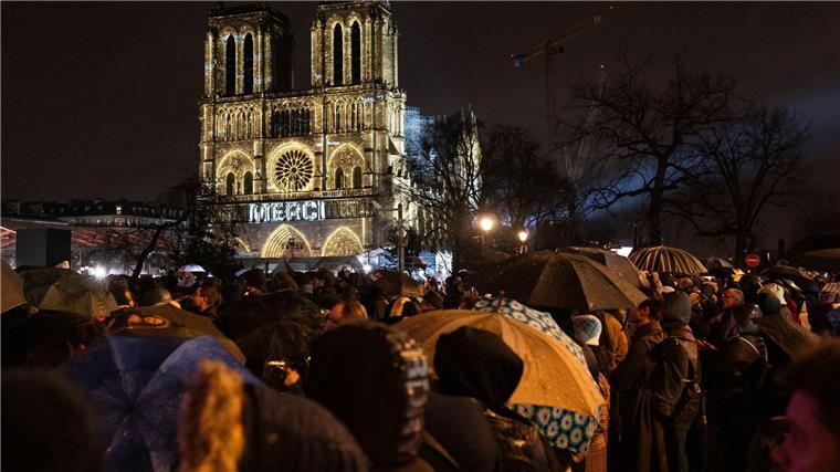 Notre-Dame wiedereröffnet - mit Glanz und viel Emotionen Zuschauer versammelten sich vor der Kathedrale.