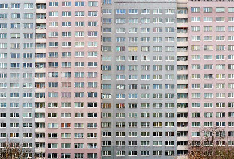 Bremen: Zu hohe Unterkunftskosten an Hartz-IV-Empfänger gezahlt Fenster eines Blocks sind zu sehen