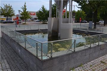 Zuweilen gleicht das Wasser des Vitus-Brunnens einer trüben Brühe. Im Rhythmus von 14 Tagen soll es gereinigt oder ausgetauscht werden. Mittlerweile ist der Film abgetragen.