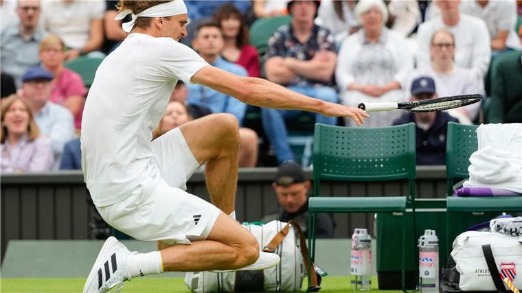 Zverev-Training in Wimbledon für Mittag angesetzt Zverev rutscht während des Spiels gegen Norrie aus.