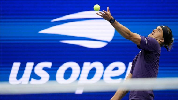 Zverev wehrte im zweiten Durchgang einen Satzball gegen sich mit seinem Aufschlag ab.