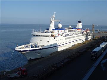 Zwangspause in Bremerhaven: die "Berlin" liegt seit Donnerstag am Kreuzfahrtterminal.
