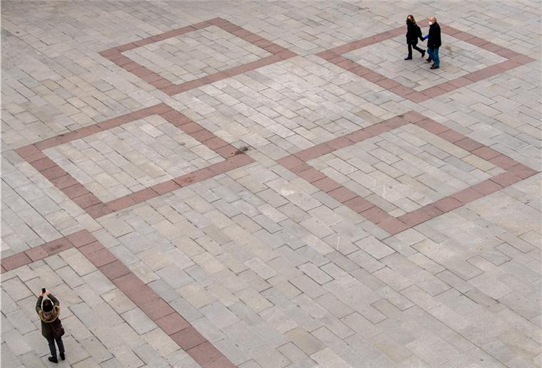 RKI: Maximale Kontaktbeschränkung ab sofort Leerer Marienplatz in München