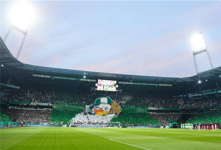 Saisonauftakt: Osterdeich Samstagabend gesperrt Zwar wird es zum Saisonauftakt noch nicht ausverkauft sein, doch werden 14 000 Werder-Fans im Weserstadion eingelassen. Um ein Verkehrschaos zu verhindern, greift die Bremer Polizei zu einem bekannten Verkehrskonzept: Die Sperrung des Osterdeich.