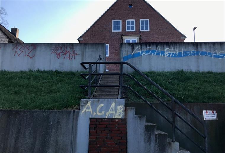 Hässliche Schmiererei an der Braker Deichmauer Zwei 17-Jährige sind für diese Schmierereien verantwortlich.