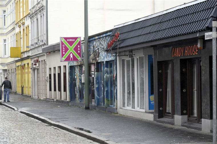 Bremerhaven: Schlägerei in der Lessingstraße - Vier Männer festgenommen Zwei 19-Jährige sind am Montagabend von vier Männern in der Lessingstraße angegriffen worden.
