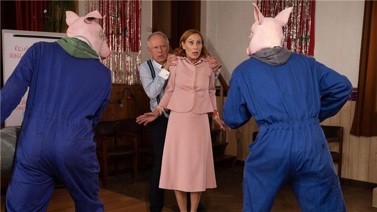Neuer Schlagabtausch bei Familie „Bundschuh“ Zwei Aktivisten gegen eine Mastanlage stürmen den Gemeindesaal und bedrohen Bürgermeisterin Gundula Bundschuh (Andrea Sawatzki) mit Schweineblut. Gerald (Axel Milberg) ist seiner Frau keine große Hilfe.