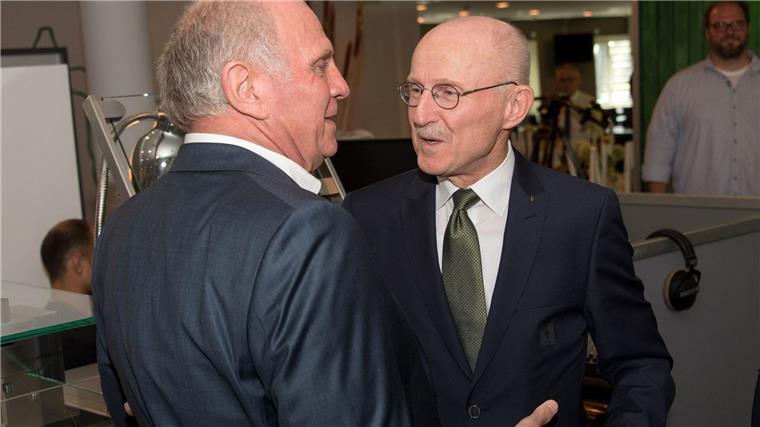 Zwei alte Rivalen, die sich am Ende versöhnt haben: Bayern Münchens Ehrenpräsident Uli Hoeneß und der verstorbene Wille Lemke beim 70. Geburtstag des früheren Werder-Managers in Bremen.