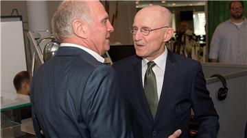 Zwei alte Rivalen, die sich am Ende versöhnt haben: Bayern Münchens Ehrenpräsident Uli Hoeneß und der verstorbene Wille Lemke beim 70. Geburtstag des früheren Werder-Managers in Bremen.